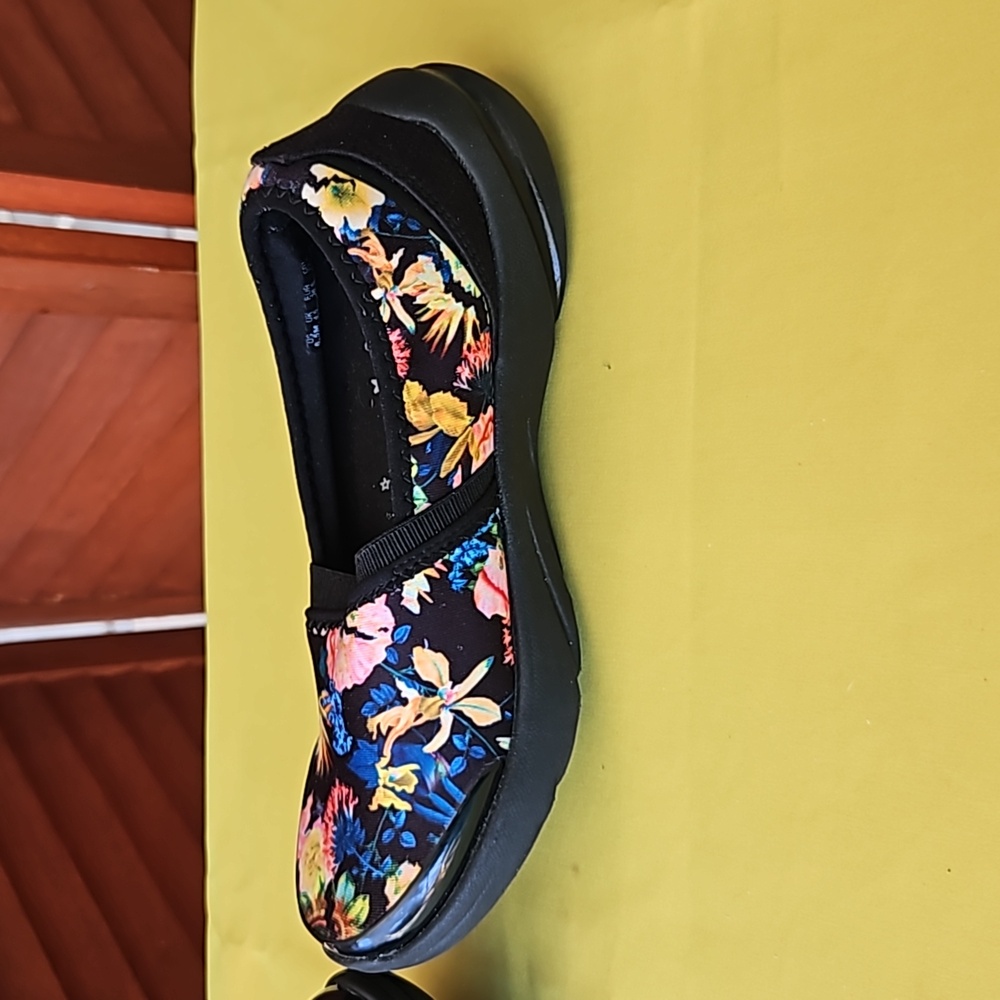 Bzees Women's Lollipop slip on floral print memory foam flats. Women's size 6.5M - Picture 9 of 10